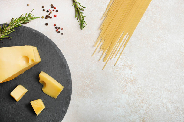 formaggio giallo Maasdam con spezie e pasta
 - Foto, immagini