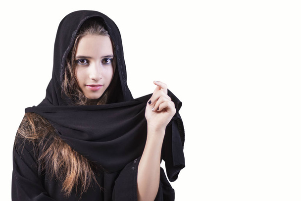 白い背景の上のアラブ、イスラム教徒の女の子クローズ アップ。白い背景に分離面を見てアラブ サウジアラビア首長国連邦女性顔. - 写真・画像