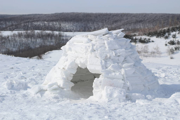 Pieni jäätalo-Igloo taustalla kaunis talvi maisema
 - Valokuva, kuva