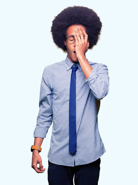 Молодих афро-американських Ділова людина з афро волосся в окулярах Yawning набридло, що покривають половину обличчя, очей і рота рукою. Обличчя болить в біль. - Фото, зображення