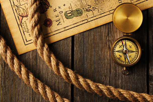 Античный компас и веревка над старой картой
 - Фото, изображение