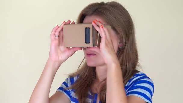 Surprised beautiful woman using virtual reality vr glasses. - Imágenes, Vídeo