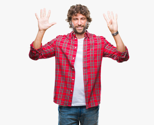schöner hispanischer Modelmann über isoliertem Hintergrund, der mit Fingern Nummer neun zeigt und nach oben zeigt, während er selbstbewusst und glücklich lächelt. - Foto, Bild