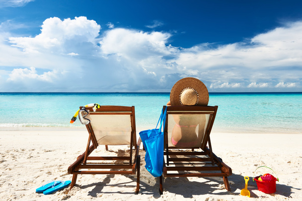 vrouw op een tropisch strand in chaise lounge - Foto, afbeelding