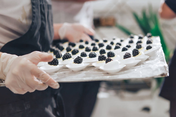 Exklusive Blackberry Cupcakes, handgefertigt auf einem Tablett. Vielfalt an köstlichen Party-Desserts - Foto, Bild
