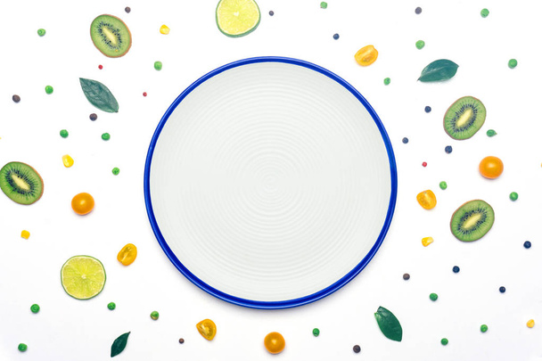 Food flat lay: spring summer concept with empty plate. Vegan veg - Foto, Imagem