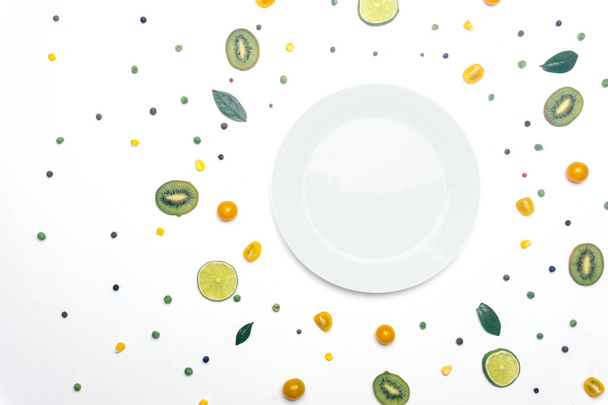 Ruoka tasainen lay: kevät kesän konsepti tyhjällä lautasella. Vegaaninen kasvikset
 - Valokuva, kuva