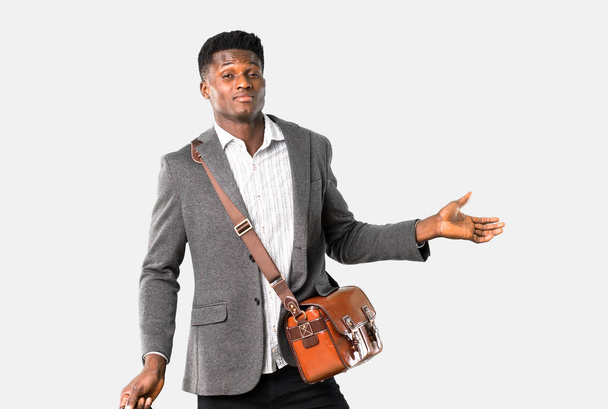 Uomo d'affari afroamericano che viaggia con valigie avendo a che fare
 - Foto, immagini