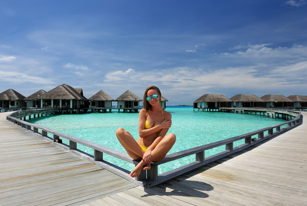 Maldivler plaj iskeleye kadın - Fotoğraf, Görsel