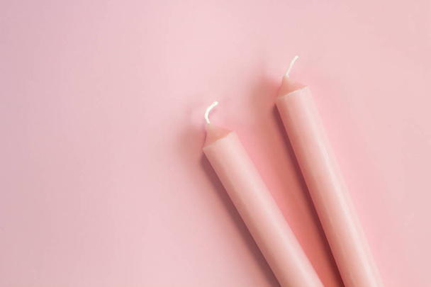 το top view ροζ κεριά κρητιδογραφιών σε ροζ παστέλ φόντο - Φωτογραφία, εικόνα