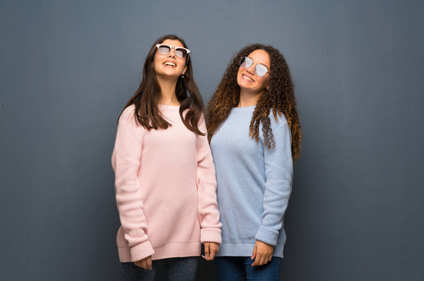 Amici adolescenti con occhiali e felice
 - Foto, immagini