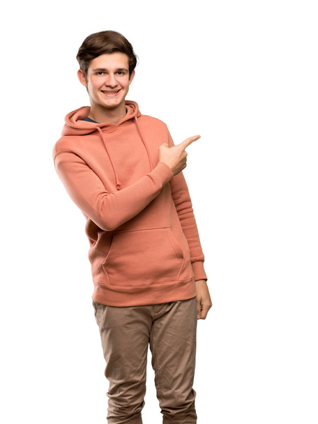 Tinédzser férfi pulóver ujját az oldalon keresztül elszigetelt fehér háttér - Fotó, kép