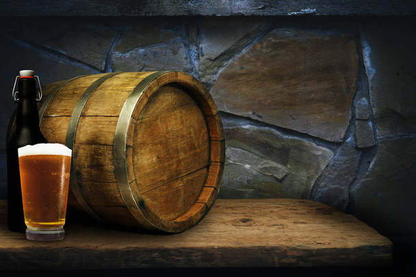 Ξύλινο βαρέλι και ποτήρι μπίρα σε ένα παλιό δρύινο τραπέζι από ξύλο. - Φωτογραφία, εικόνα