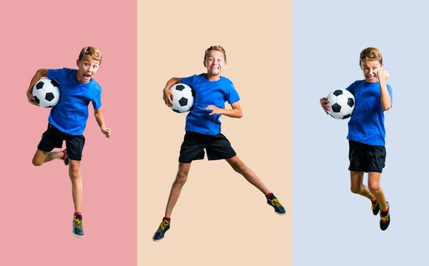 Σετ αγόρι παίζει ποδόσφαιρο και άλμα - Φωτογραφία, εικόνα
