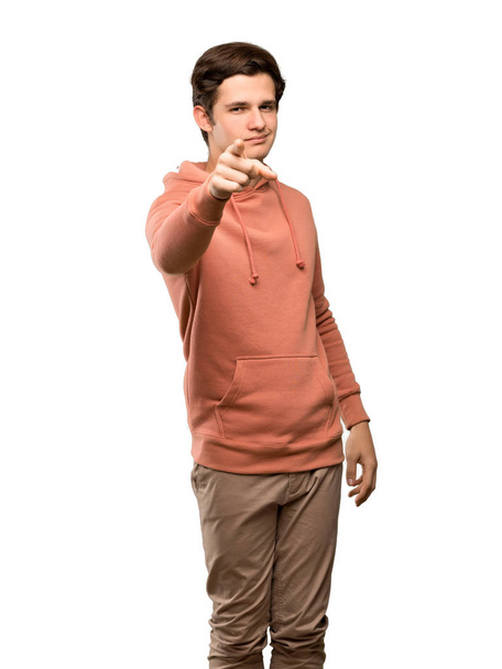 Mężczyzna nastolatek z Bluza wskazuje palcem na Ciebie z wyrażeniem pewnie na na białym tle - Zdjęcie, obraz