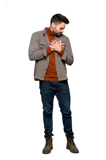 Полнометражный снимок Красавчика с бородой, имеющего боль в сердце на изолированном белом фоне
 - Фото, изображение