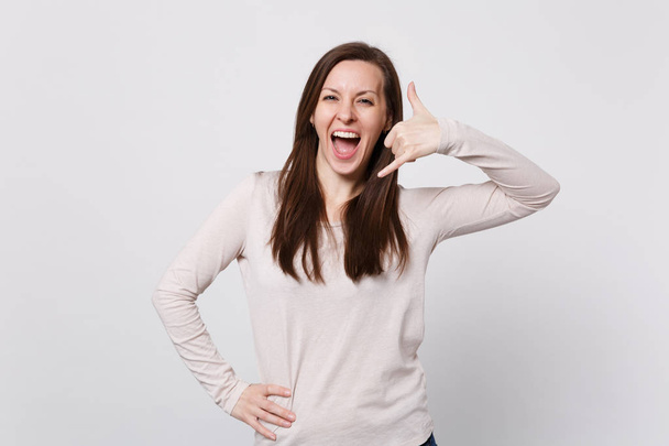 Веселая молодая женщина в легкой одежде держит рот широко открытым, d
 - Фото, изображение
