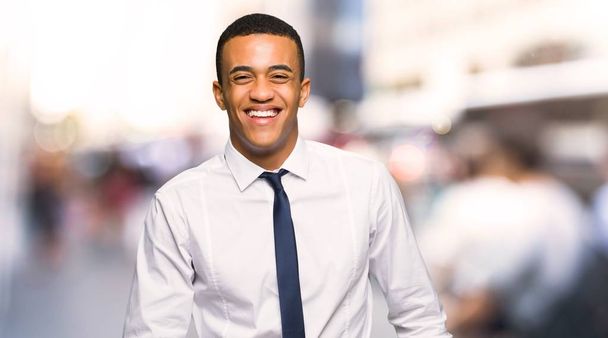 若いアフロ ・ アメリカ人実業家幸せと笑顔市 - 写真・画像