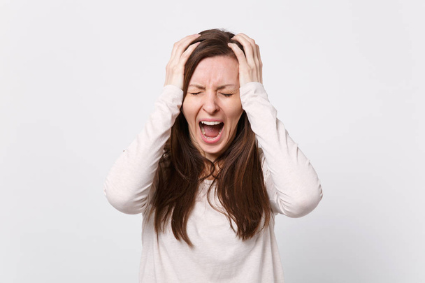 Frustrado gritando jovem mulher em roupas leves mantendo os olhos c
 - Foto, Imagem