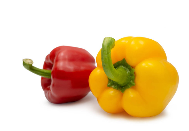 gelbe und rote süße Paprika auf weißem Hintergrund. (Ausschnitt  - Foto, Bild