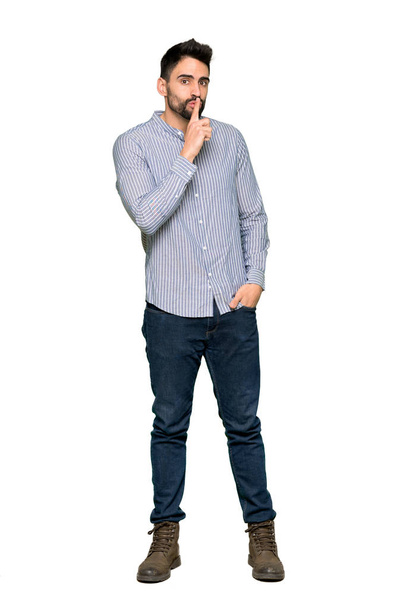 Tiro completo de homem elegante com camisa mostrando um sinal de gesto de silêncio colocando o dedo na boca sobre fundo branco isolado
 - Foto, Imagem