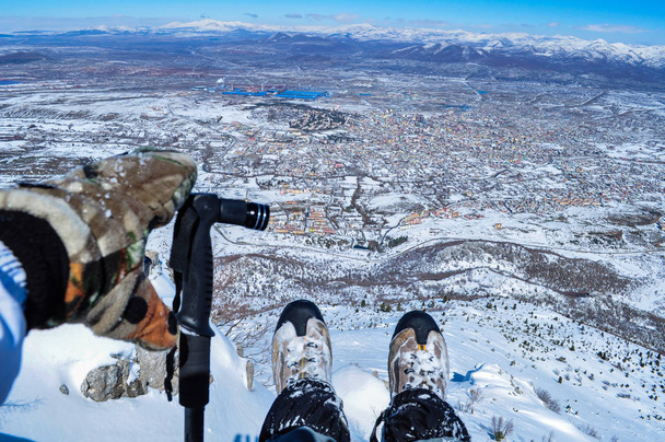 Snowy góry sport, widok z lotu ptaka i miasto - Zdjęcie, obraz