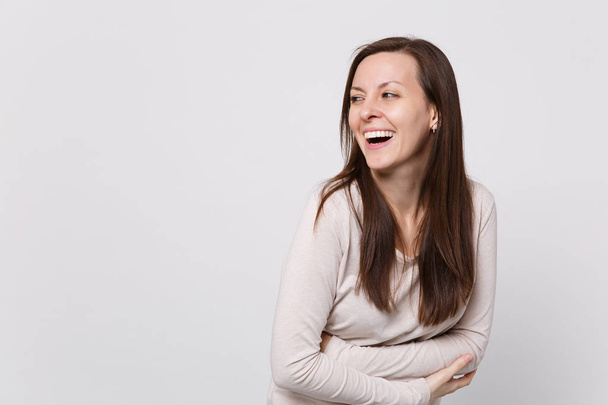 Ritratto di ridere allegra giovane donna in vestiti leggeri looki
 - Foto, immagini