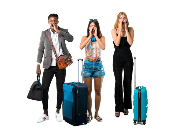 Las personas que viajan con maletas gritando con la boca abierta
 - Foto, Imagen