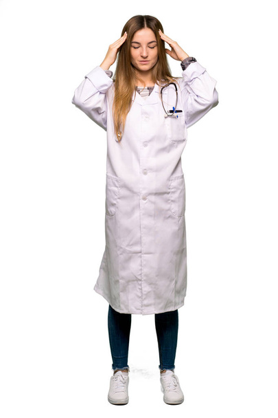 Молодая женщина врач несчастна и разочарована чем-то на изолированном фоне
 - Фото, изображение