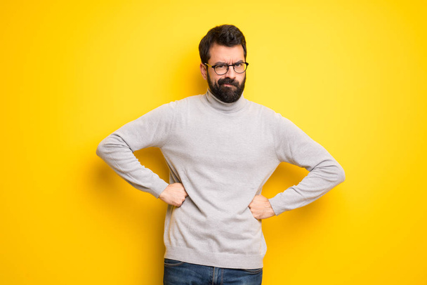 Man with beard and turtleneck angry - Foto, afbeelding