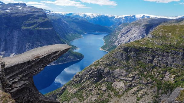 Blaue Seen in Norwegen, spektakuläres Touristengebiet und mystische Natur - Foto, Bild