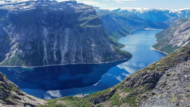 niebieskie jeziora w Norwegii, spektakularne turystycznym i mistyczne natur - Zdjęcie, obraz