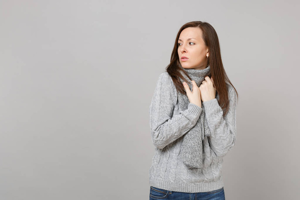 Szürke pulóver, kendő asid látszó elégedetlen fiatal asszony ideges - Fotó, kép