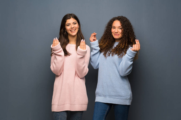 Przyjaciele nastolatek Dokonywanie pieniędzy gest - Zdjęcie, obraz