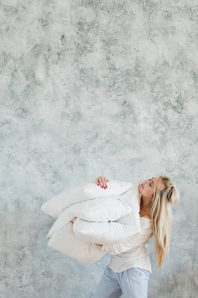 pillow comfort satisfied blonde woman copy space - Foto, imagen