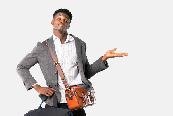 Uomo d'affari afroamericano che viaggia con valigie c
 - Foto, immagini