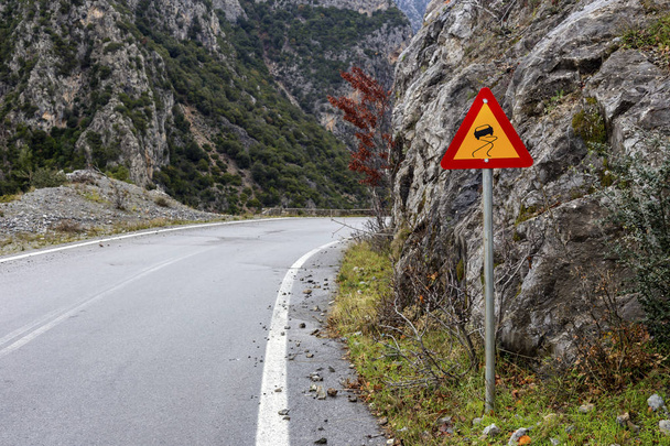 「滑りやすい路面の道路標識" - 写真・画像