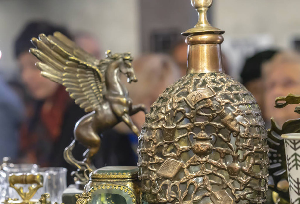 Bronze-Karaffe mit volumetrischem Muster in einem Souvenirladen. - Foto, Bild