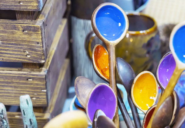 Cucchiai di ceramica in stile rustico con un centro colorato
. - Foto, immagini