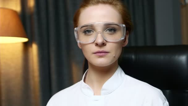 Porträt einer Computeringenieurin mit Brille, die ernsthaft in die Kamera schaut. - Filmmaterial, Video