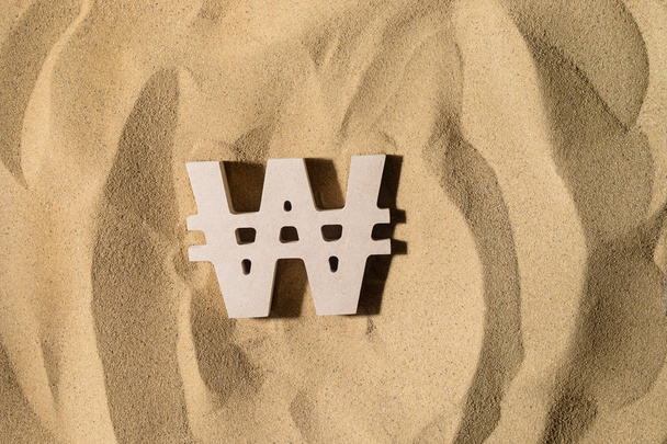 砂の上ウォン記号 - 写真・画像