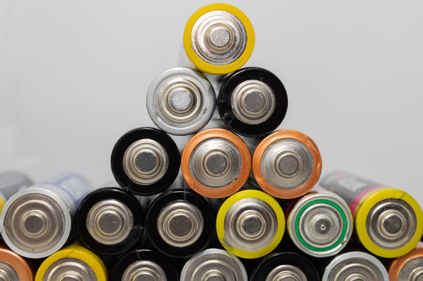 Куча щелочных батарей. Close up of used AA batteries ready f
 - Фото, изображение
