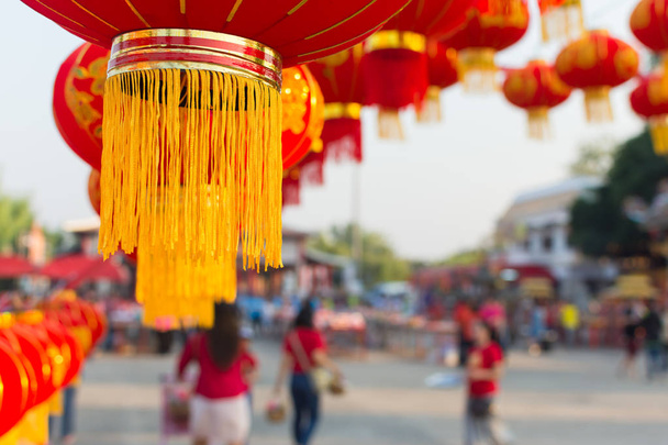 新年のお祝いで中国のランタンのシーズン。中国ランタン ランプをぶら下げを飾る. - 写真・画像
