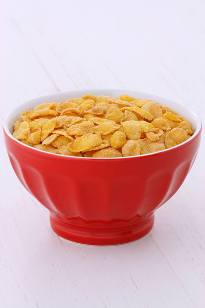 Смачний і поживний сніданок кукурудзяні пластівці на ретро вінтажному стилі
 - Фото, зображення