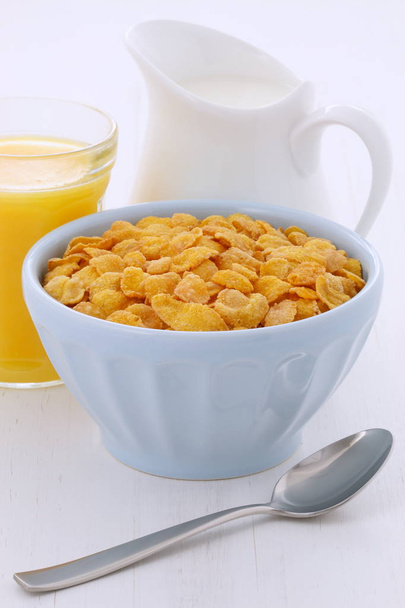 レトロなビンテージ スタイルのおいしいと栄養価の高い朝食コーンフレーク - 写真・画像