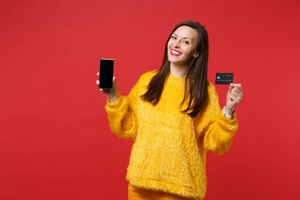 Mosolygó fiatal nő gazdaság mozgatható telefon-val üres portréja  - Fotó, kép