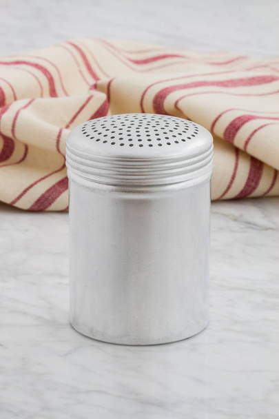 sal e pimenta shaker usado para segurar canela e chocolate em pó
 - Foto, Imagem