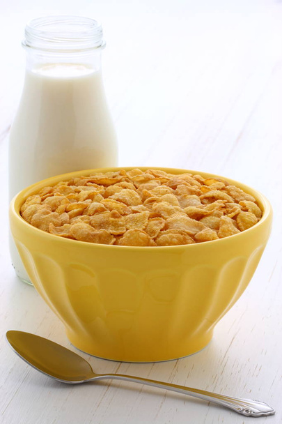 Délicieux et nutritif petit déjeuner flocons de maïs sur un style vintage rétro
 - Photo, image