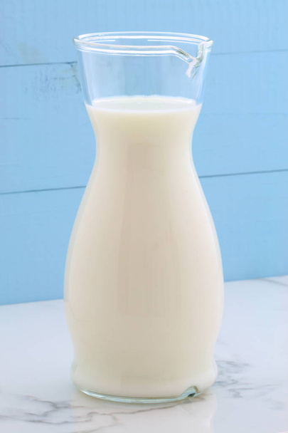 Herkullinen tuore maito, yksi ensisijaisista ravitsemuslähteistä vintage Italian carrara marmori, maatilan muotoilukeittiö
. - Valokuva, kuva