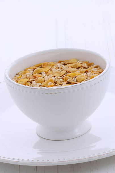 Délicieux et nutritif muesli petit déjeuner légèrement grillé ou céréales granola sur un style vintage
. - Photo, image